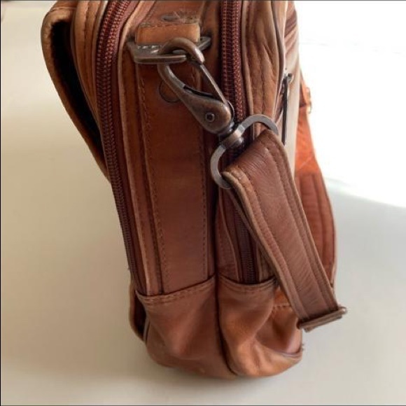 Avenues in leather Messenger Bag - Picture 6 of 10